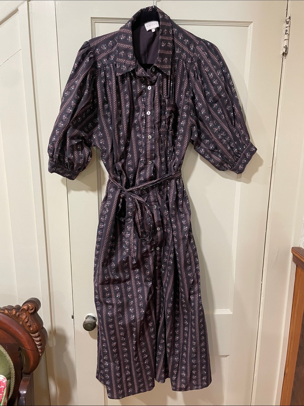 Women's Button-Front Midi Dress in Dark Plum Print entro